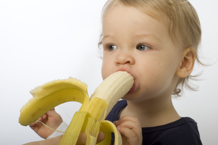 Kleinkind isst Banane (mr)